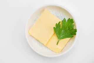 Comment reconnaître un vrai beurre de baratte au rayon frais