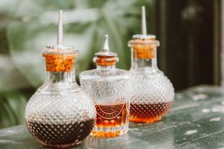 Bouteille de vinaigre balsamique foncé posée sur un plan de travail